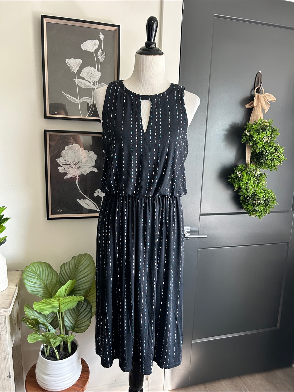🌺 M black Sleeveless Keyhole Midi Dress with Subtle white blue plum Stripes